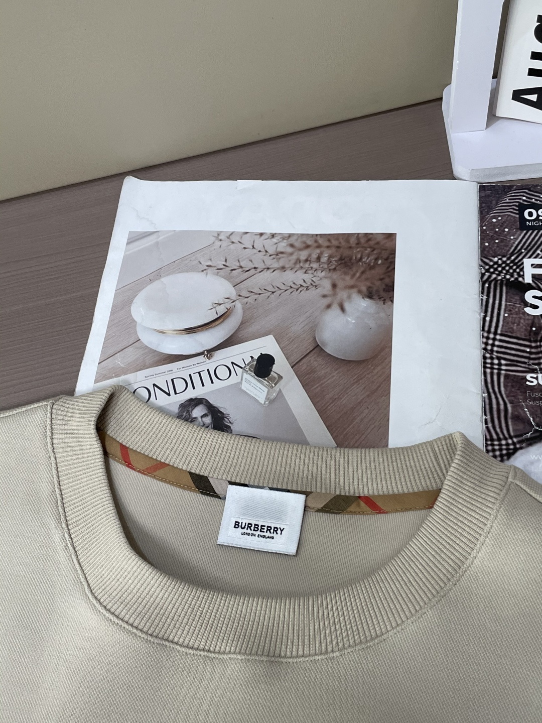 B家 2025秋冬新款圆领套头卫衣采用进口高支数羊毛混纺面料，立挺有型，抗皱不沾灰。定制衣领和袖口罗纹，