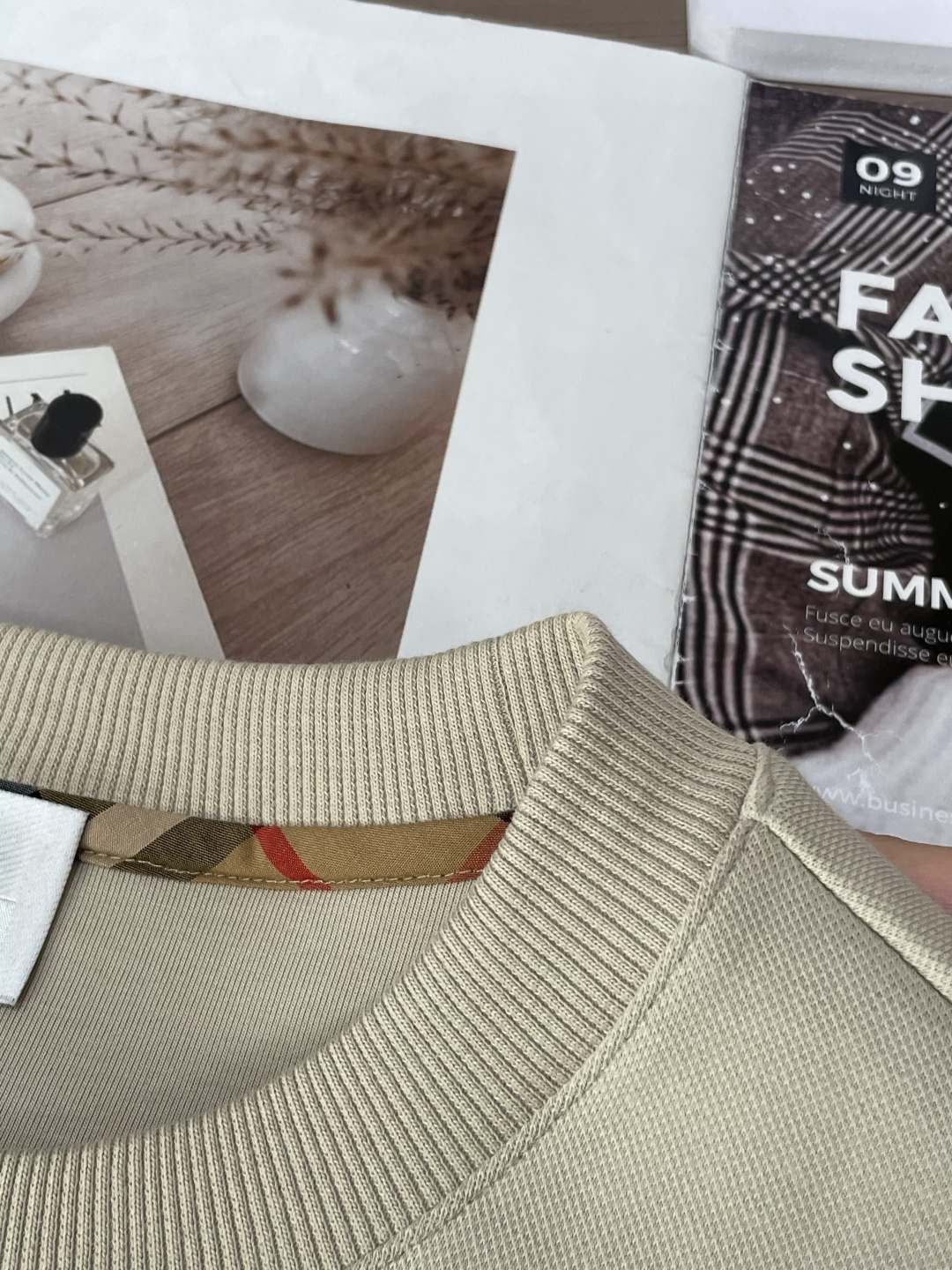 B家 2025秋冬新款圆领套头卫衣采用进口高支数羊毛混纺面料，立挺有型，抗皱不沾灰。定制衣领和袖口罗纹，