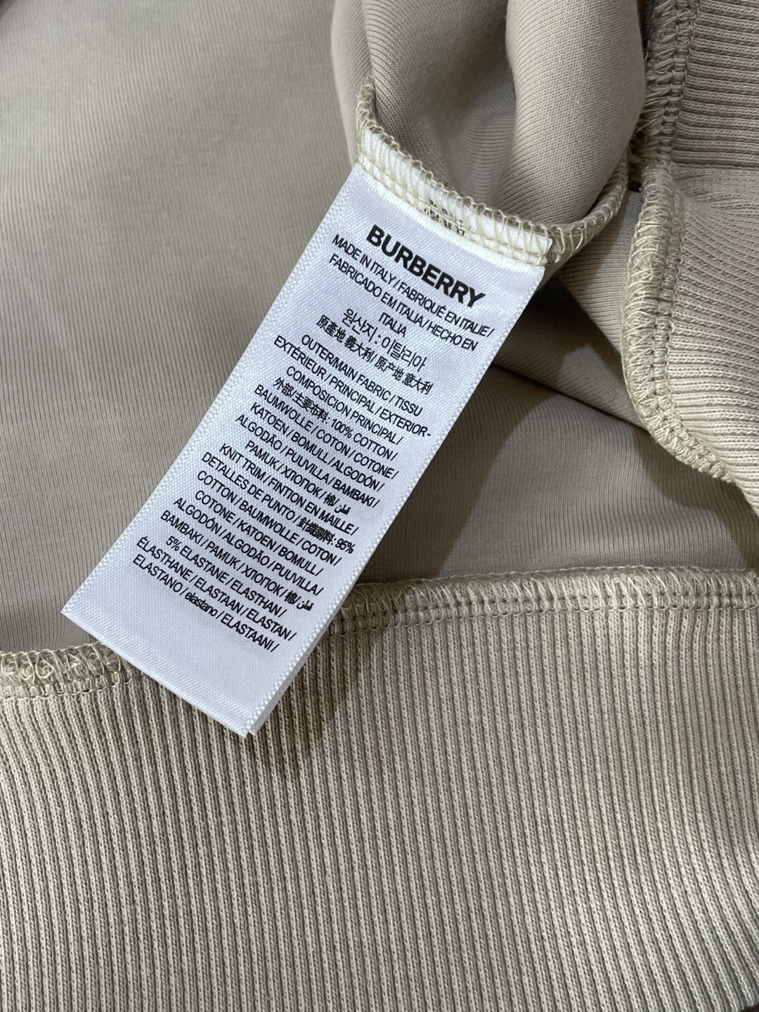 B家 2025秋冬新款圆领套头卫衣采用进口高支数羊毛混纺面料，立挺有型，抗皱不沾灰。定制衣领和袖口罗纹，