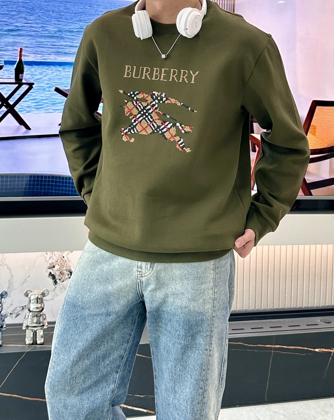 B家 2025秋冬新款圆领套头卫衣采用进口高支数羊毛混纺面料，立挺有型，抗皱不沾灰。定制衣领和袖口罗纹，