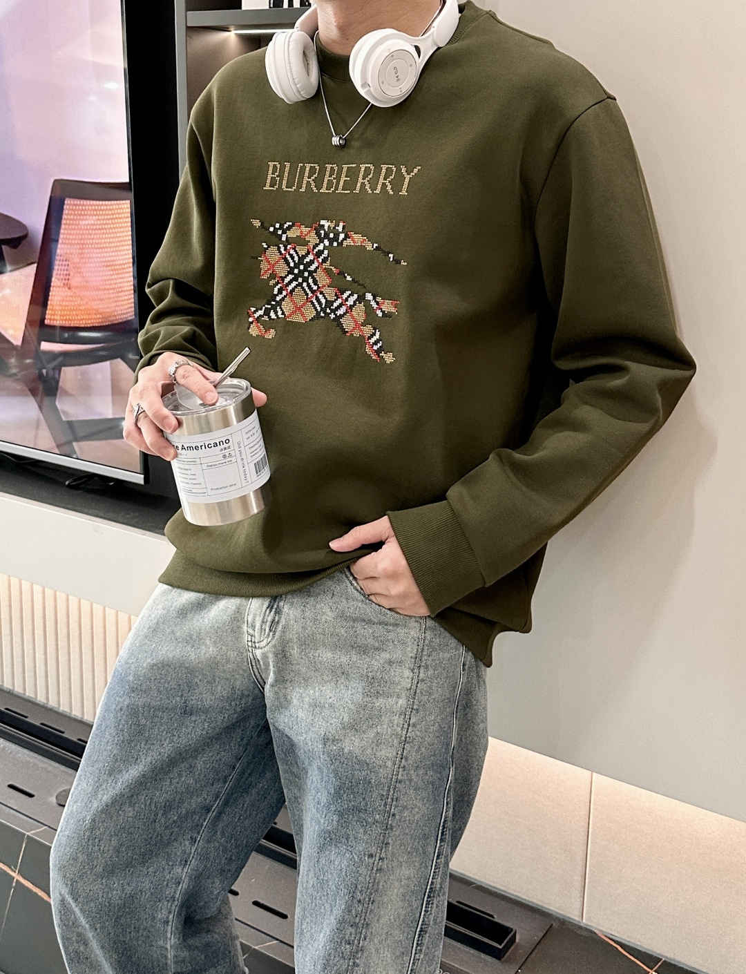 B家 2025秋冬新款圆领套头卫衣采用进口高支数羊毛混纺面料，立挺有型，抗皱不沾灰。定制衣领和袖口罗纹，