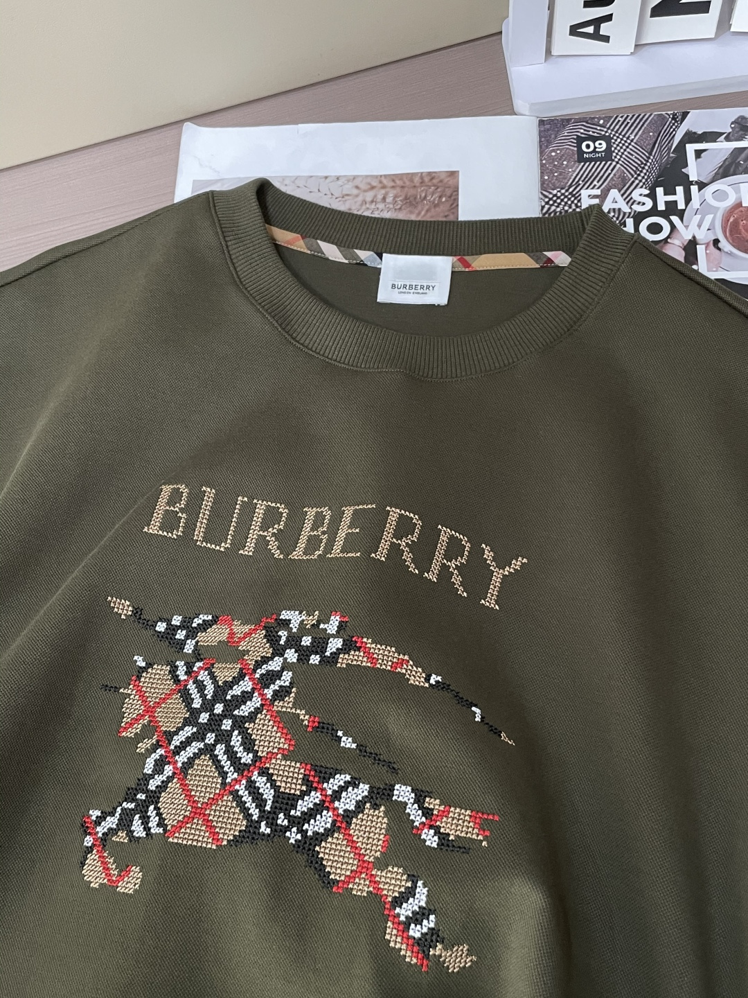 B家 2025秋冬新款圆领套头卫衣采用进口高支数羊毛混纺面料，立挺有型，抗皱不沾灰。定制衣领和袖口罗纹，