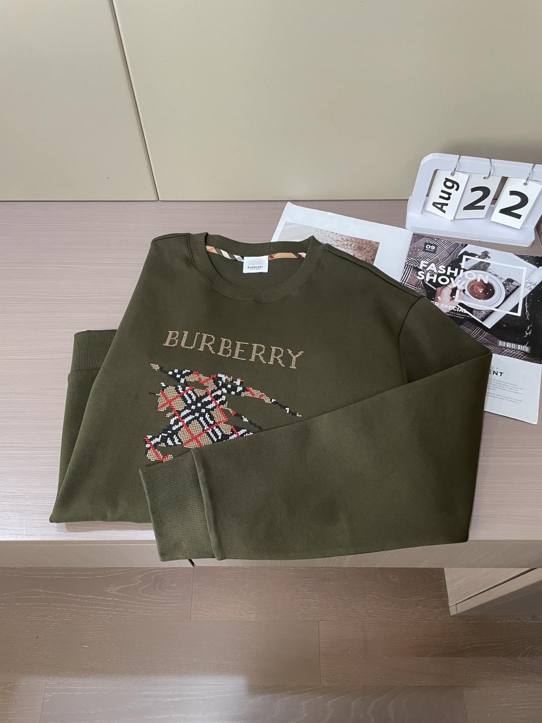 B家 2025秋冬新款圆领套头卫衣采用进口高支数羊毛混纺面料，立挺有型，抗皱不沾灰。定制衣领和袖口罗纹，