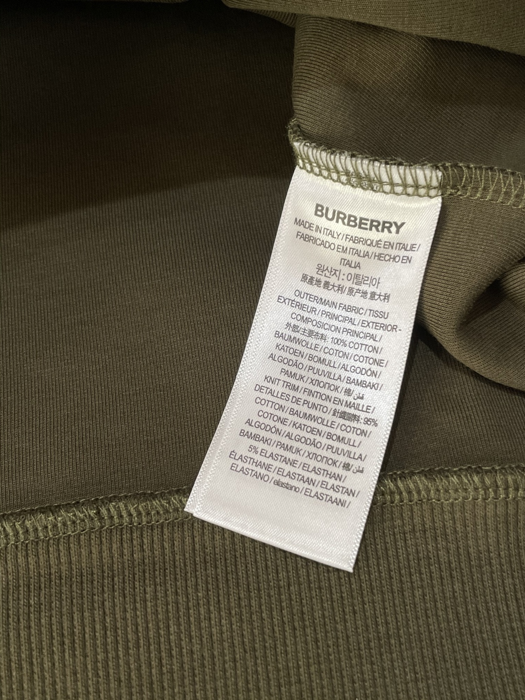 B家 2025秋冬新款圆领套头卫衣采用进口高支数羊毛混纺面料，立挺有型，抗皱不沾灰。定制衣领和袖口罗纹，