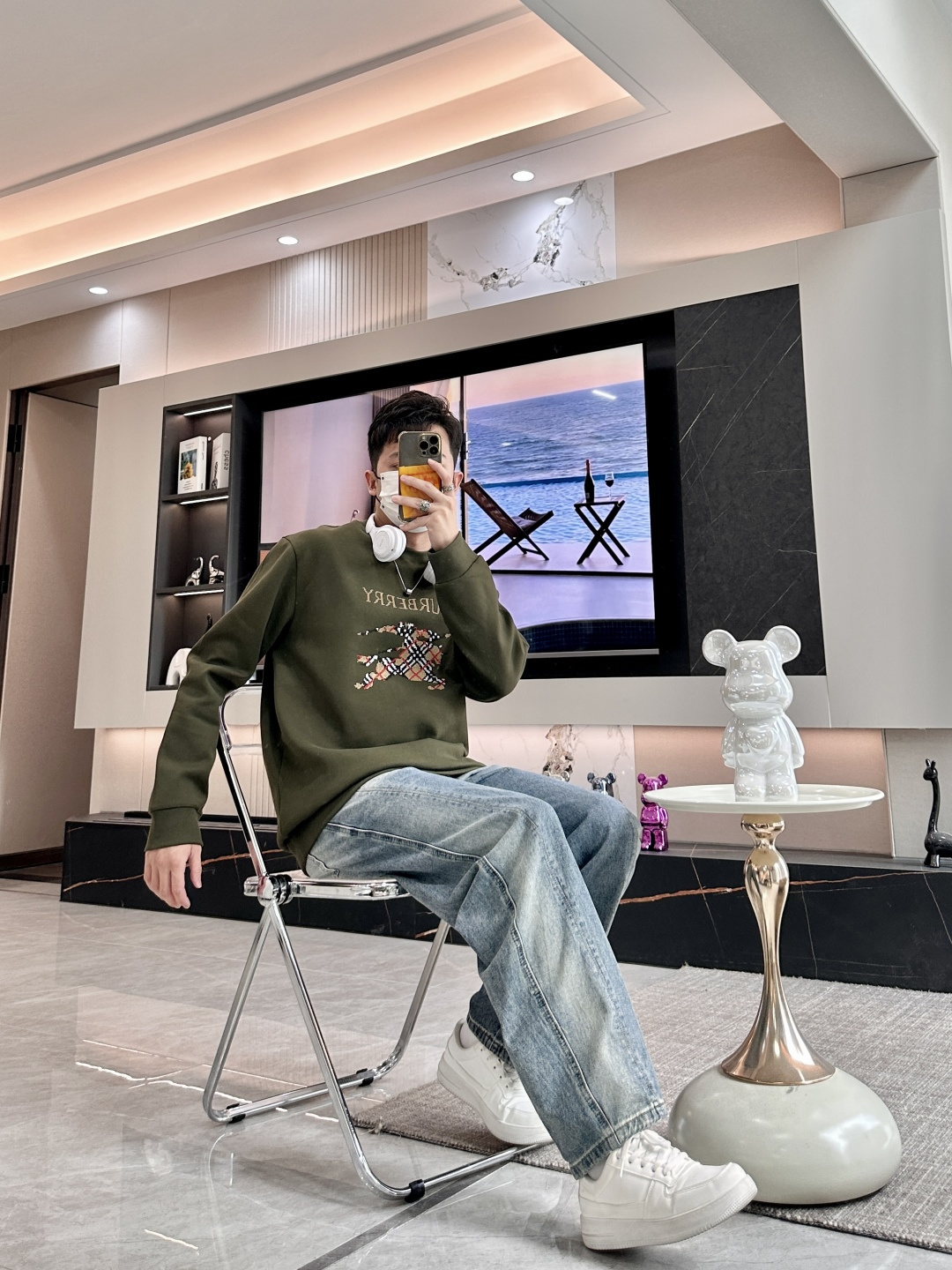 B家 2025秋冬新款圆领套头卫衣采用进口高支数羊毛混纺面料，立挺有型，抗皱不沾灰。定制衣领和袖口罗纹，