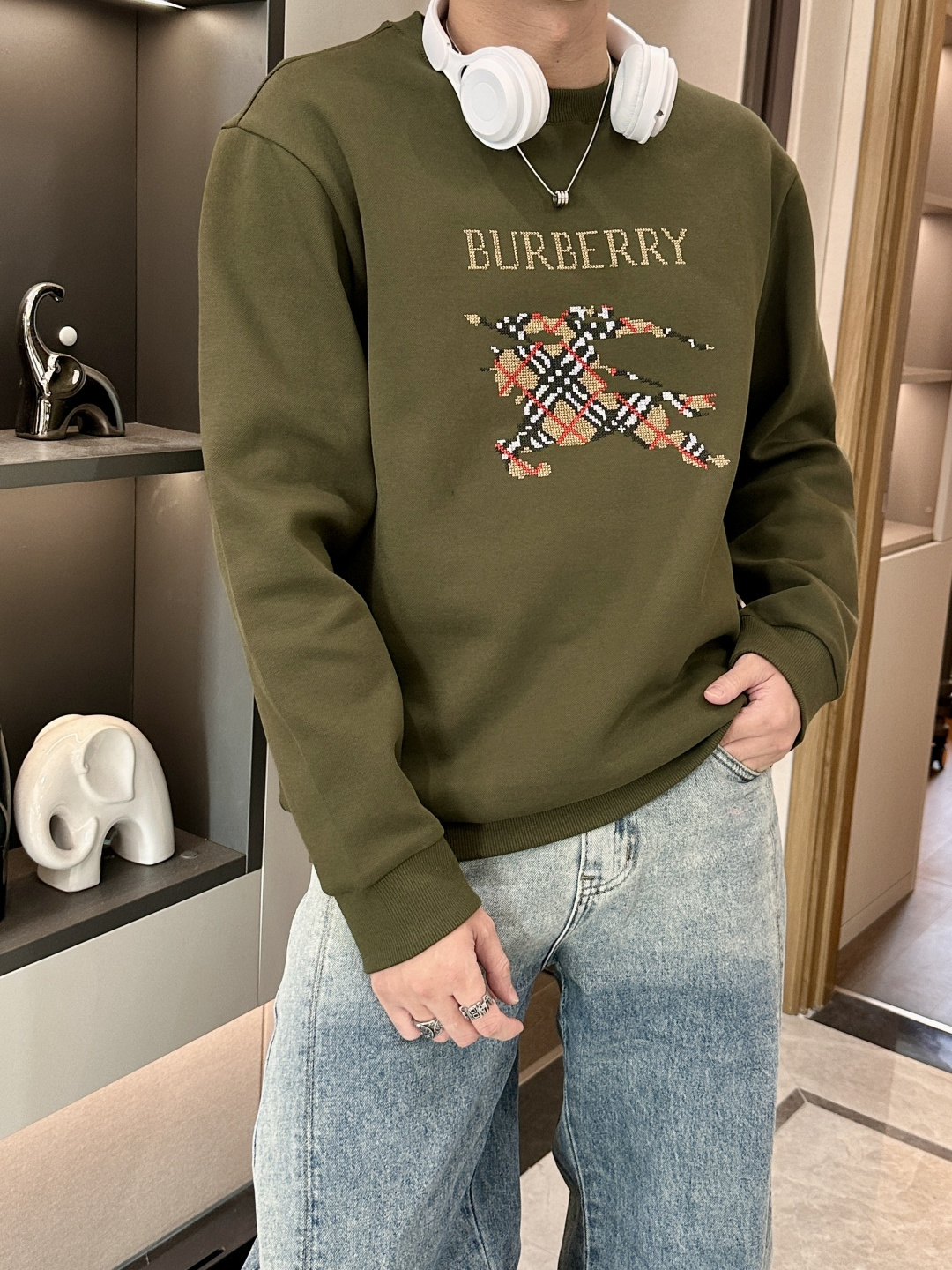 B家 2025秋冬新款圆领套头卫衣采用进口高支数羊毛混纺面料，立挺有型，抗皱不沾灰。定制衣领和袖口罗纹，