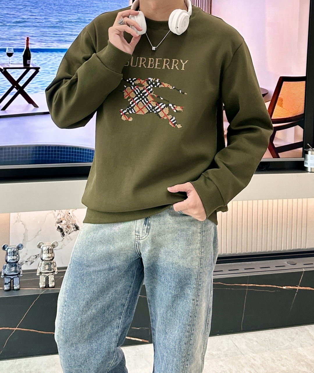 B家 2025秋冬新款圆领套头卫衣采用进口高支数羊毛混纺面料，立挺有型，抗皱不沾灰。定制衣领和袖口罗纹，