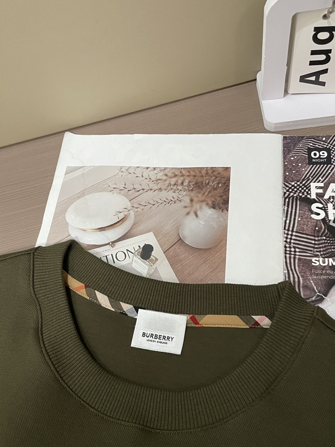 B家 2025秋冬新款圆领套头卫衣采用进口高支数羊毛混纺面料，立挺有型，抗皱不沾灰。定制衣领和袖口罗纹，