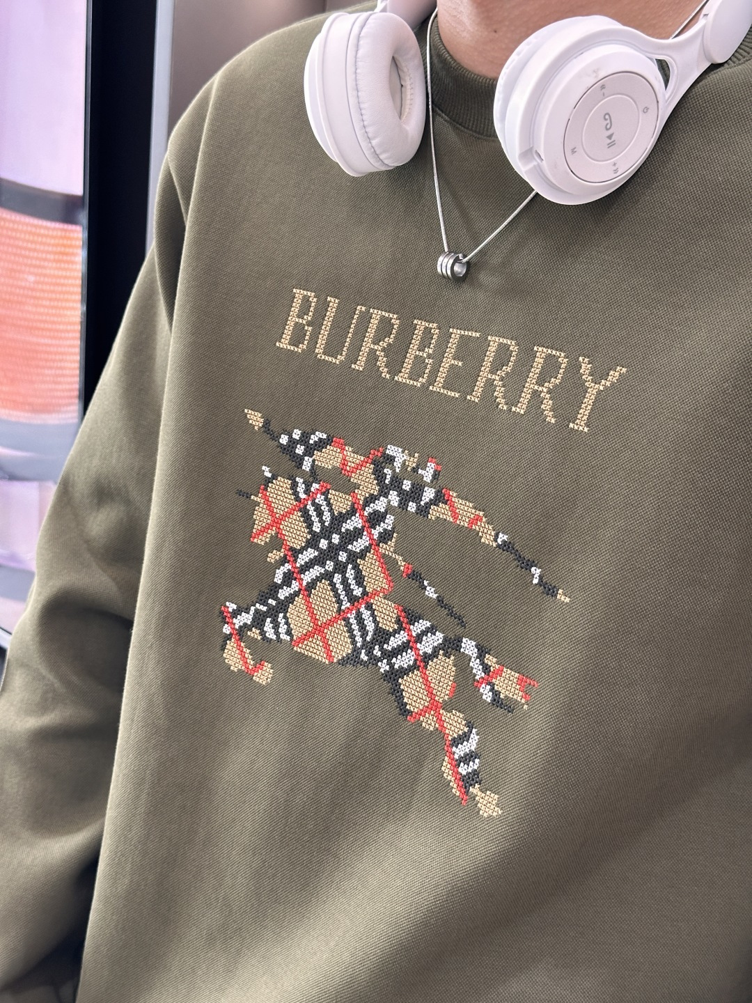 B家 2025秋冬新款圆领套头卫衣采用进口高支数羊毛混纺面料，立挺有型，抗皱不沾灰。定制衣领和袖口罗纹，