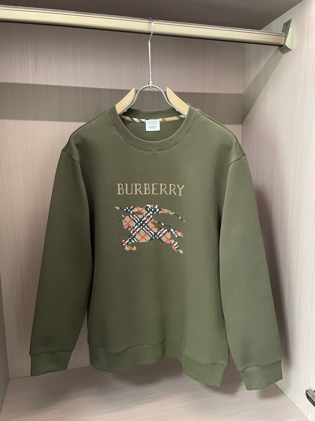 B家 2025秋冬新款圆领套头卫衣采用进口高支数羊毛混纺面料，立挺有型，抗皱不沾灰。定制衣领和袖口罗纹，