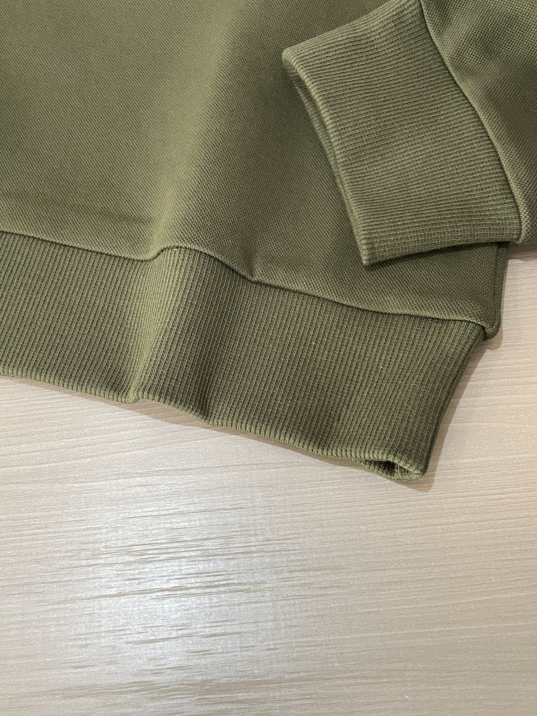 B家 2025秋冬新款圆领套头卫衣采用进口高支数羊毛混纺面料，立挺有型，抗皱不沾灰。定制衣领和袖口罗纹，