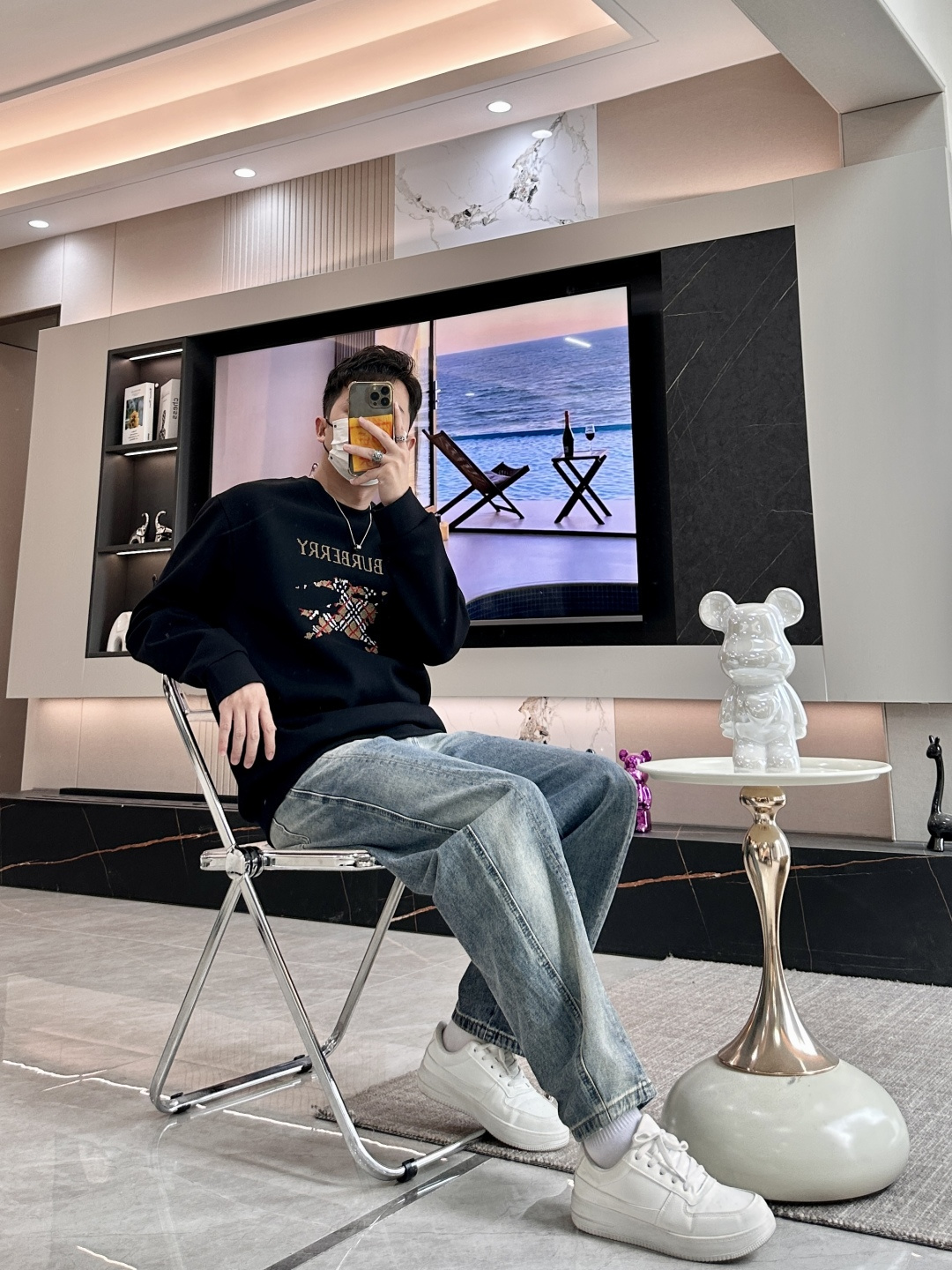 B家 2025秋冬新款圆领套头卫衣采用进口高支数羊毛混纺面料，立挺有型，抗皱不沾灰。定制衣领和袖口罗纹，