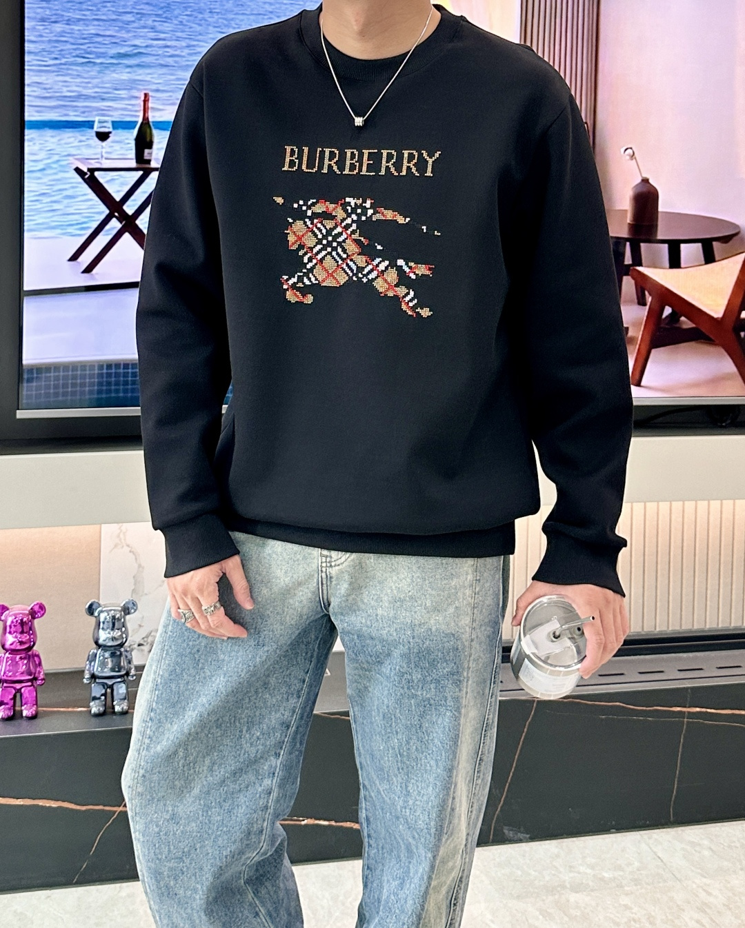 B家 2025秋冬新款圆领套头卫衣采用进口高支数羊毛混纺面料，立挺有型，抗皱不沾灰。定制衣领和袖口罗纹，