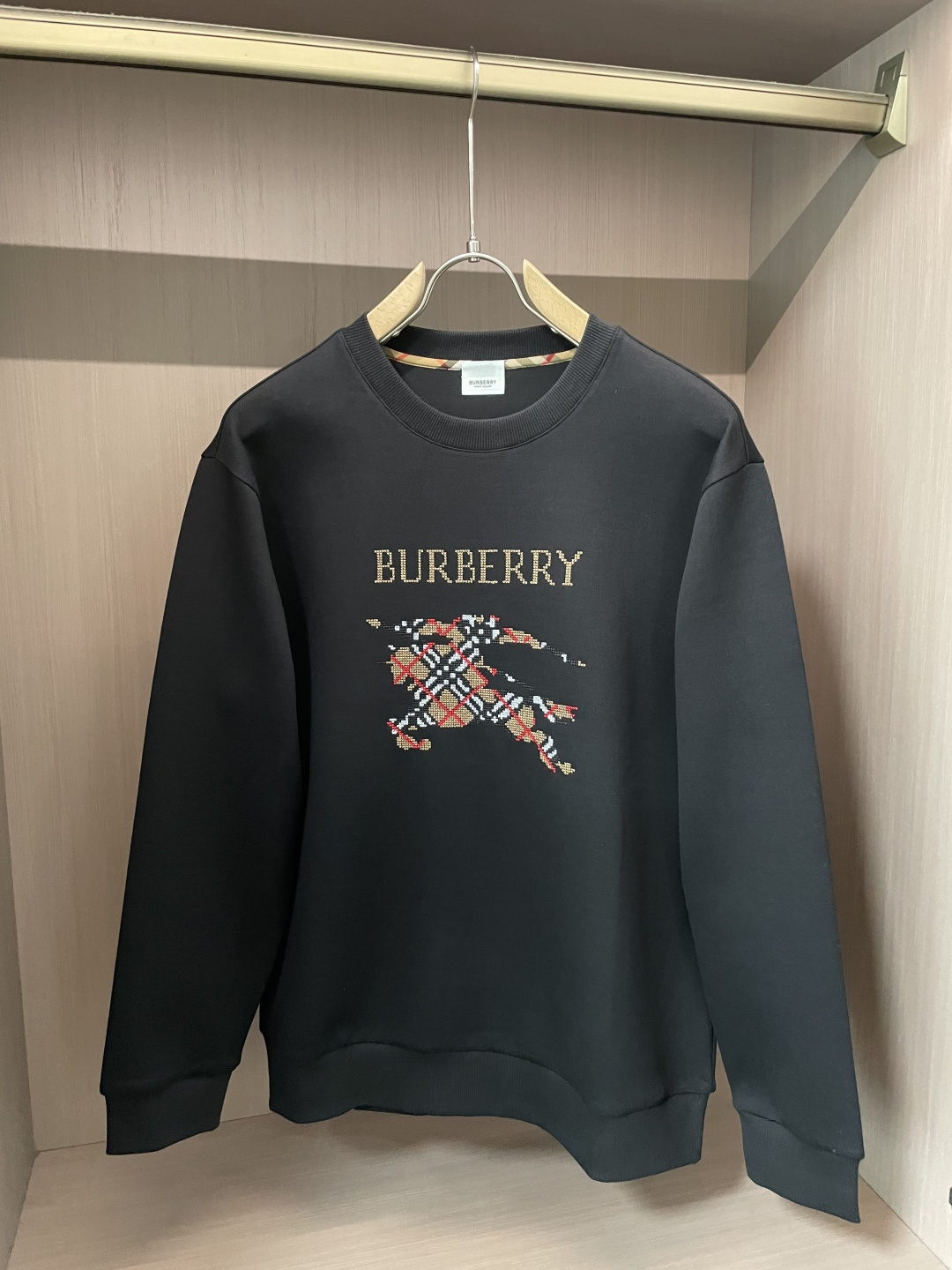 B家 2025秋冬新款圆领套头卫衣采用进口高支数羊毛混纺面料，立挺有型，抗皱不沾灰。定制衣领和袖口罗纹，