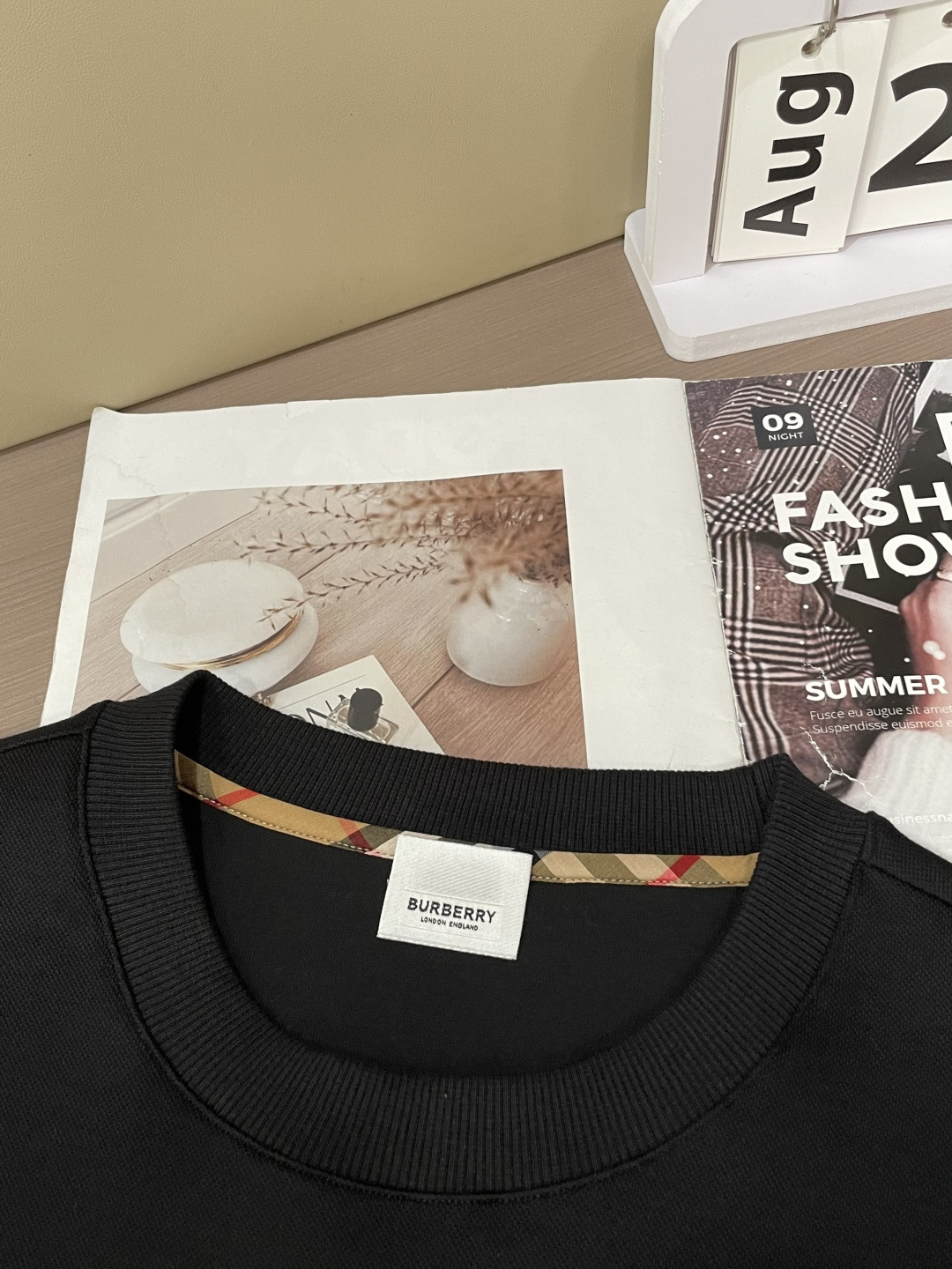 B家 2025秋冬新款圆领套头卫衣采用进口高支数羊毛混纺面料，立挺有型，抗皱不沾灰。定制衣领和袖口罗纹，