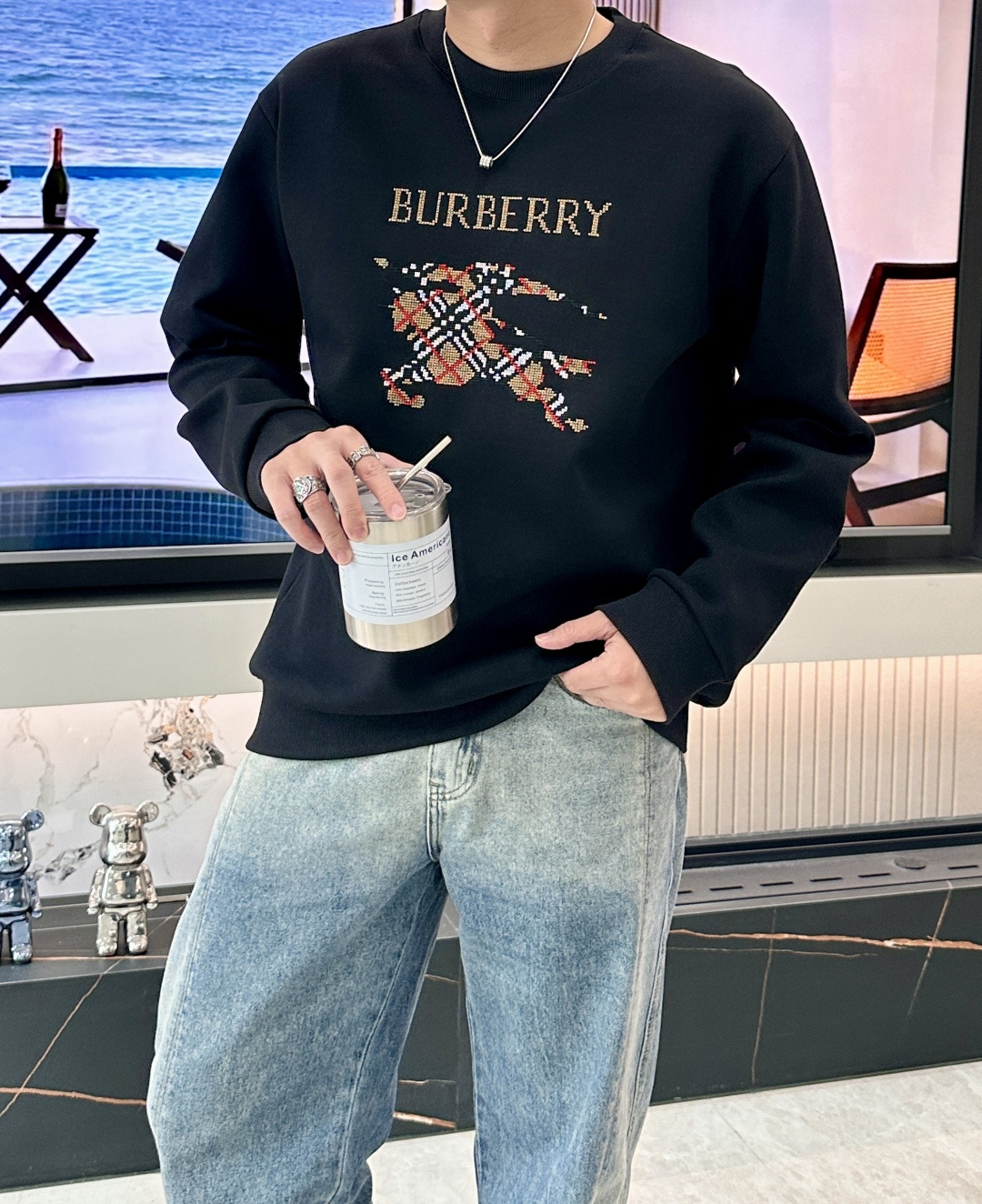 B家 2025秋冬新款圆领套头卫衣采用进口高支数羊毛混纺面料，立挺有型，抗皱不沾灰。定制衣领和袖口罗纹，