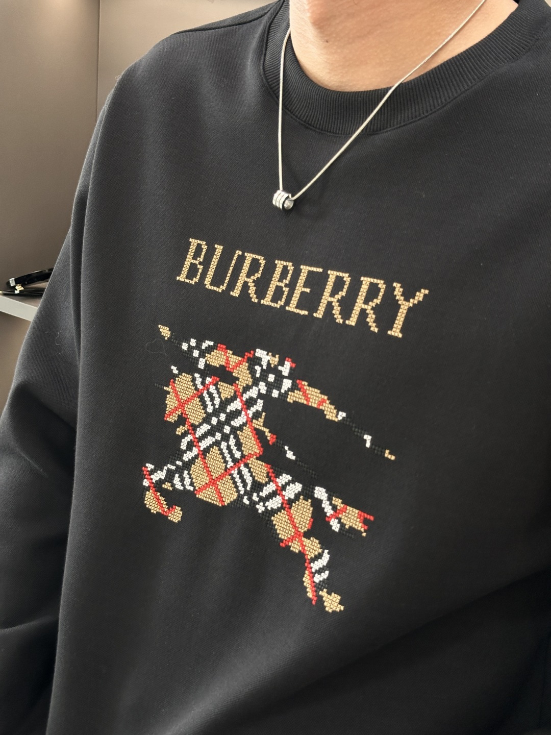 B家 2025秋冬新款圆领套头卫衣采用进口高支数羊毛混纺面料，立挺有型，抗皱不沾灰。定制衣领和袖口罗纹，