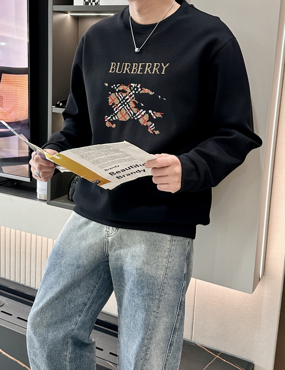 B家 2025秋冬新款圆领套头卫衣采用进口高支数羊毛混纺面料，立挺有型，抗皱不沾灰。定制衣领和袖口罗纹，