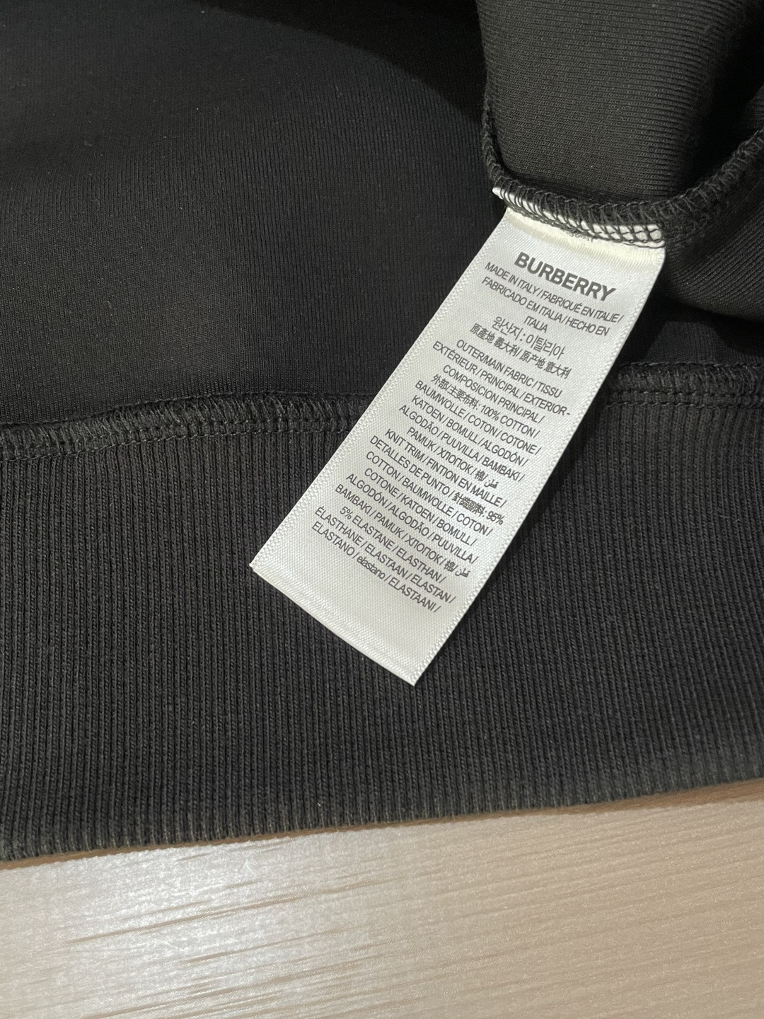 B家 2025秋冬新款圆领套头卫衣采用进口高支数羊毛混纺面料，立挺有型，抗皱不沾灰。定制衣领和袖口罗纹，