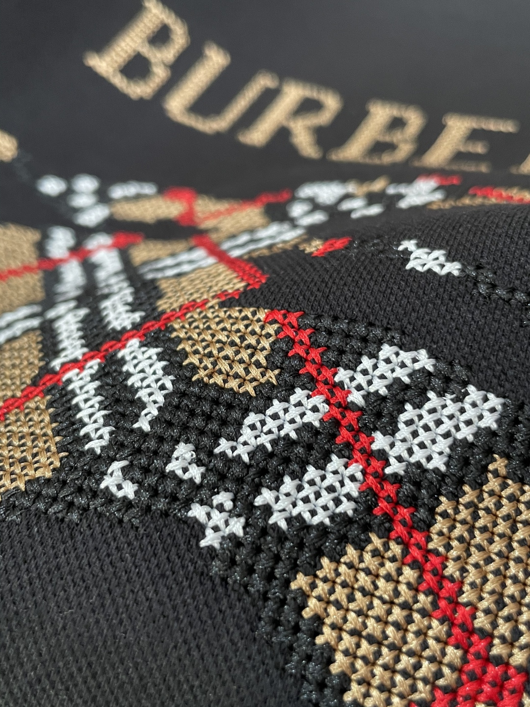 B家 2025秋冬新款圆领套头卫衣采用进口高支数羊毛混纺面料，立挺有型，抗皱不沾灰。定制衣领和袖口罗纹，