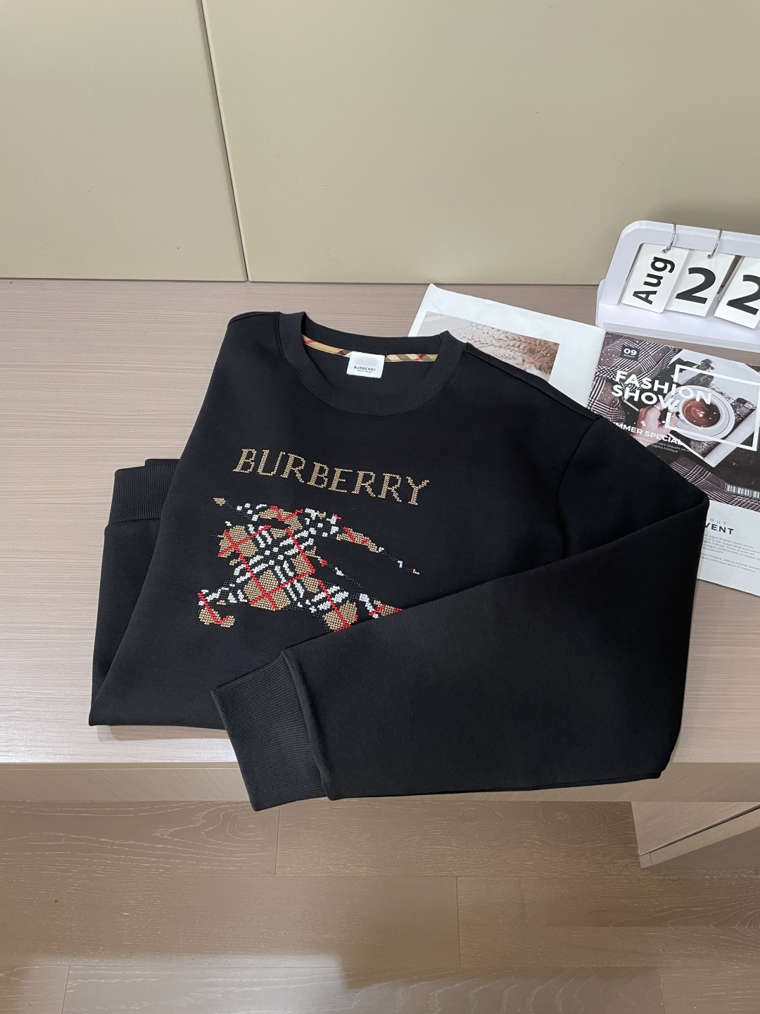 B家 2025秋冬新款圆领套头卫衣采用进口高支数羊毛混纺面料，立挺有型，抗皱不沾灰。定制衣领和袖口罗纹，