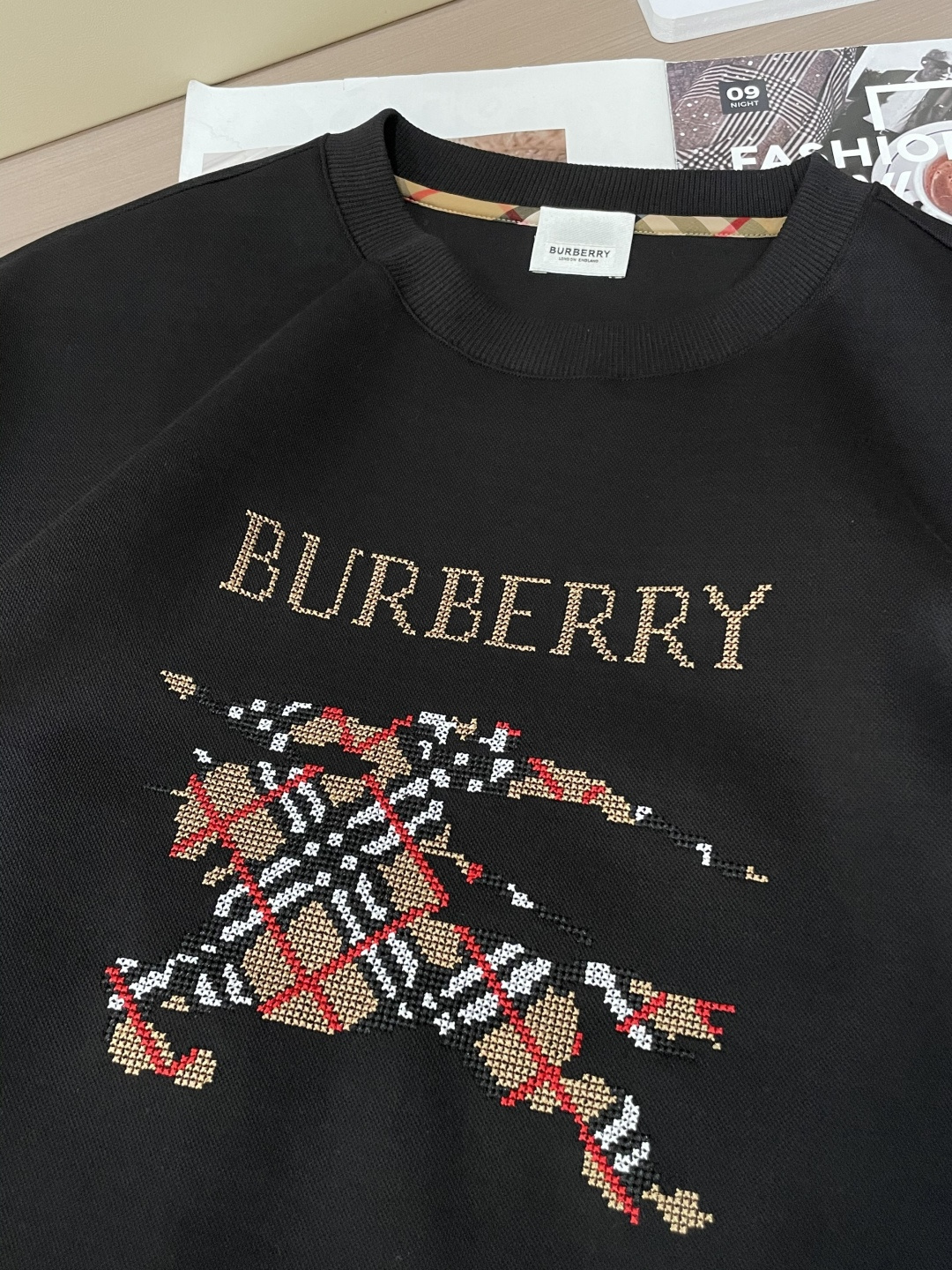 B家 2025秋冬新款圆领套头卫衣采用进口高支数羊毛混纺面料，立挺有型，抗皱不沾灰。定制衣领和袖口罗纹，