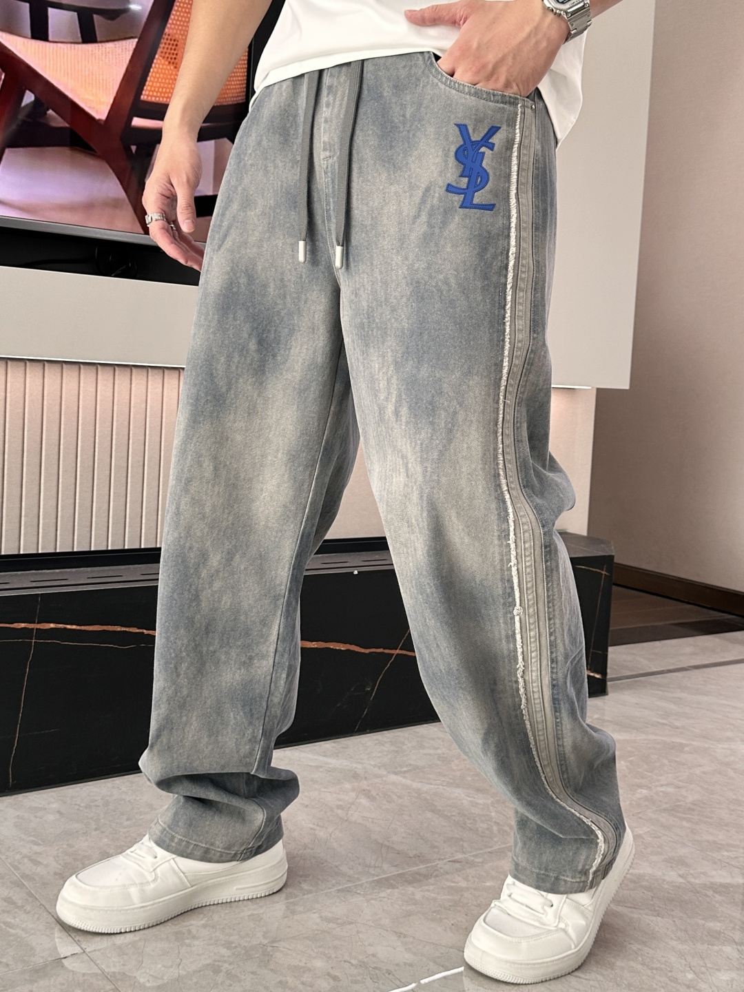 圣罗兰 2025秋冬最新休闲裤 潮人必备 版型超赞，能很好的修复各种腿型，非常个性！柔软排汗，舒适度极高