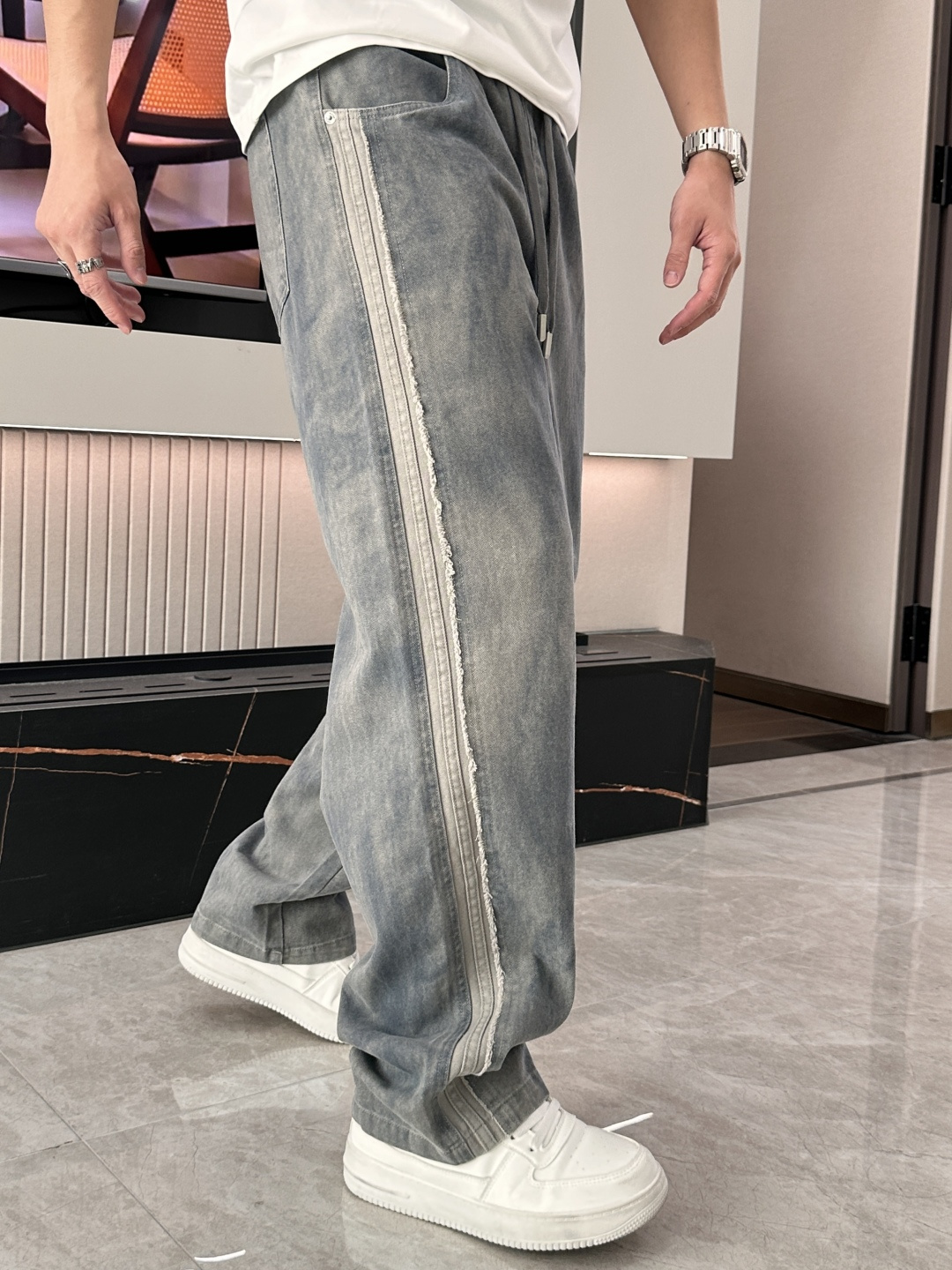 圣罗兰 2025秋冬最新休闲裤 潮人必备 版型超赞，能很好的修复各种腿型，非常个性！柔软排汗，舒适度极高