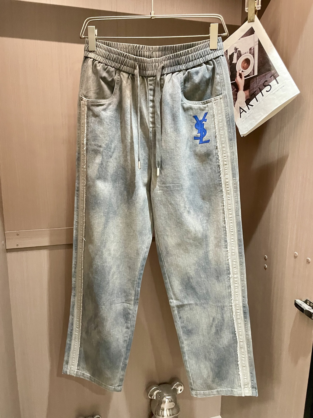 圣罗兰 2025秋冬最新休闲裤 潮人必备 版型超赞，能很好的修复各种腿型，非常个性！柔软排汗，舒适度极高