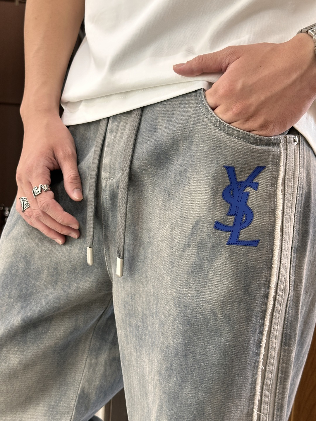 圣罗兰 2025秋冬最新休闲裤 潮人必备 版型超赞，能很好的修复各种腿型，非常个性！柔软排汗，舒适度极高