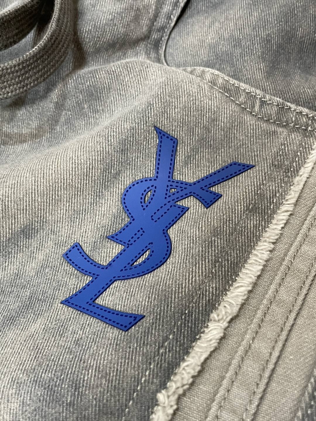 圣罗兰 2025秋冬最新休闲裤 潮人必备 版型超赞，能很好的修复各种腿型，非常个性！柔软排汗，舒适度极高