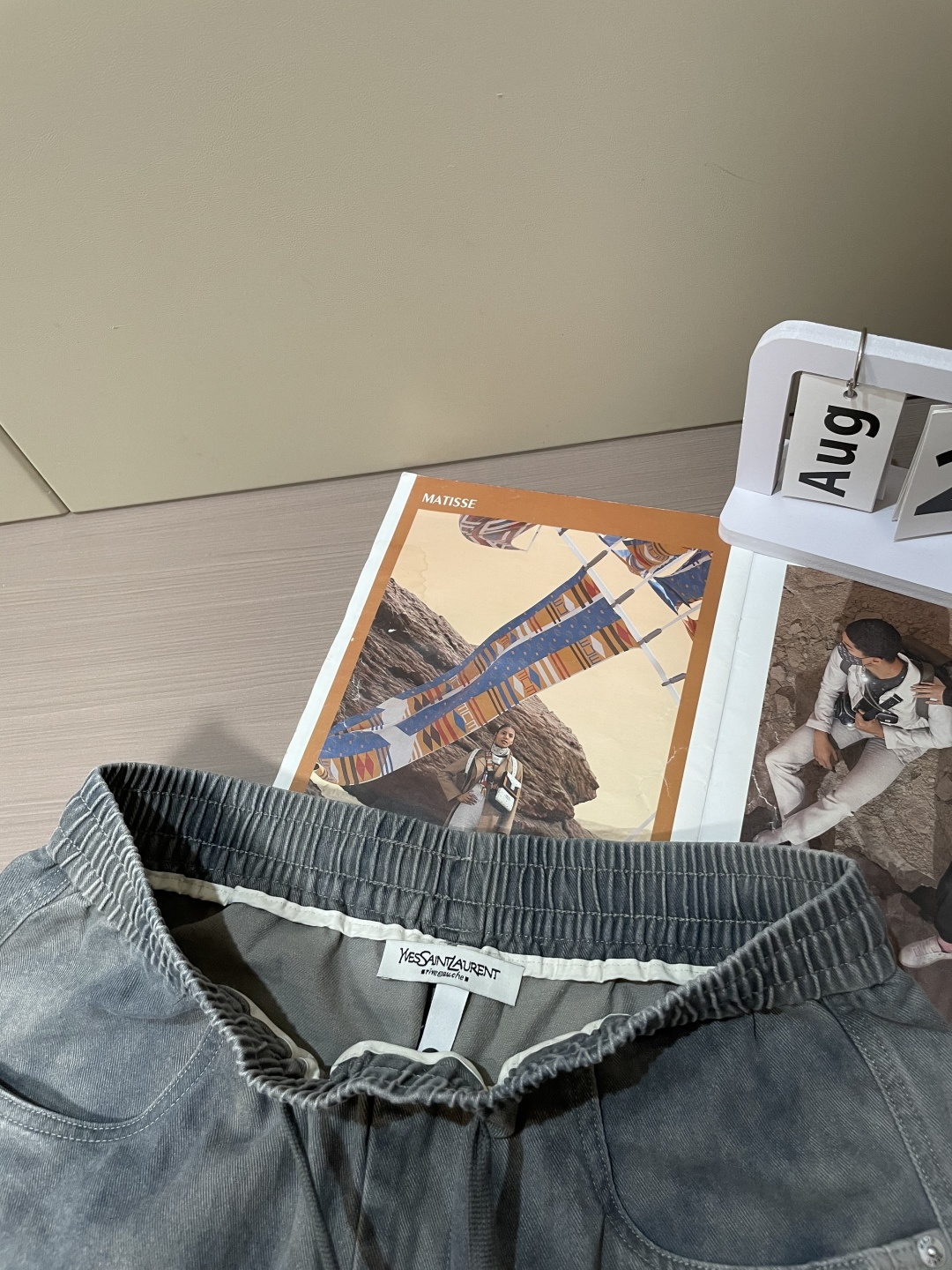 圣罗兰 2025秋冬最新休闲裤 潮人必备 版型超赞，能很好的修复各种腿型，非常个性！柔软排汗，舒适度极高