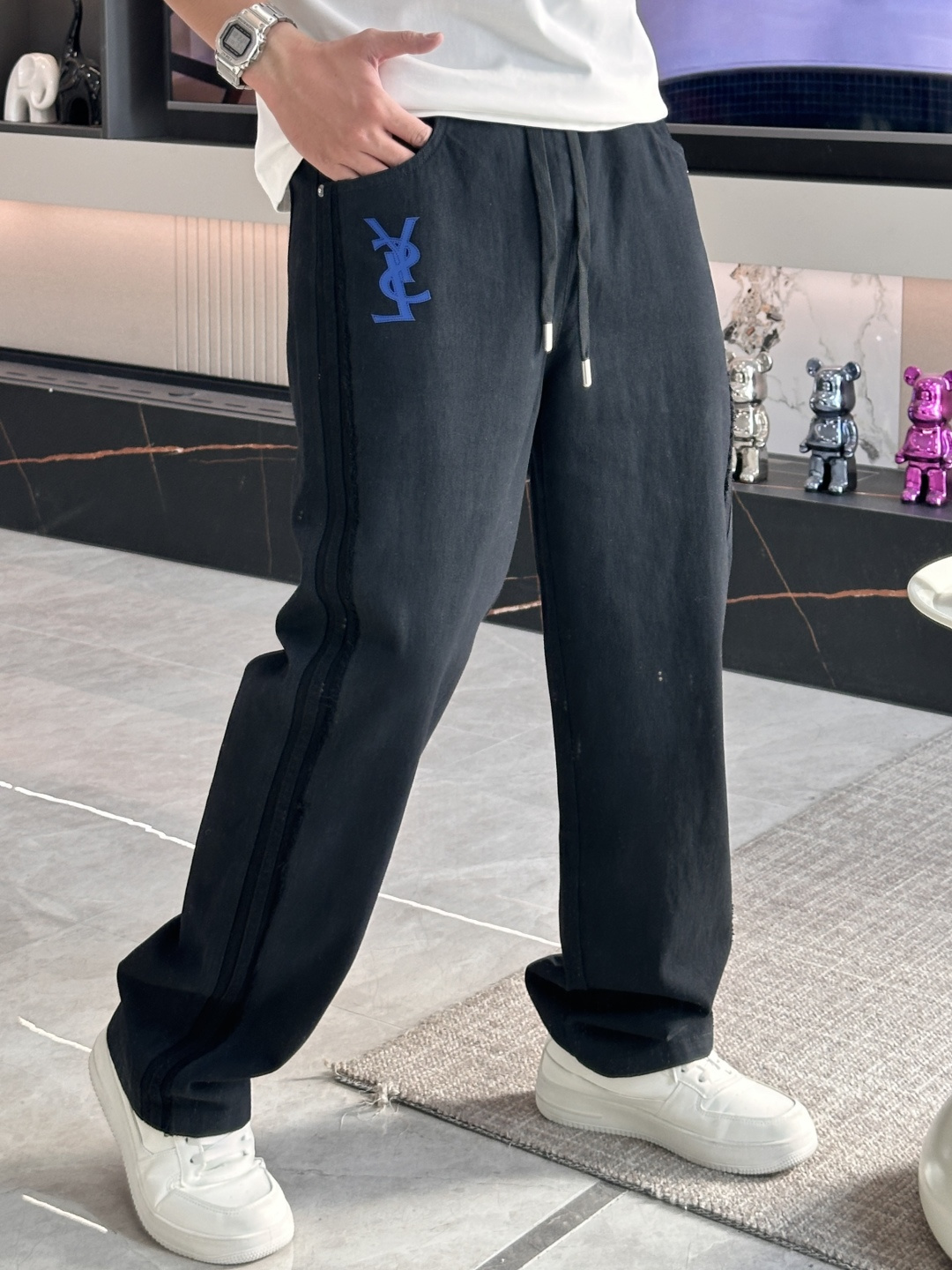 圣罗兰 2025秋冬最新休闲裤 潮人必备 版型超赞，能很好的修复各种腿型，非常个性！柔软排汗，舒适度极高