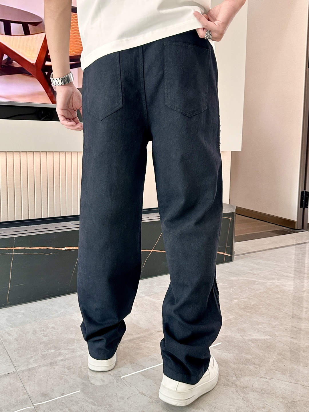 圣罗兰 2025秋冬最新休闲裤 潮人必备 版型超赞，能很好的修复各种腿型，非常个性！柔软排汗，舒适度极高