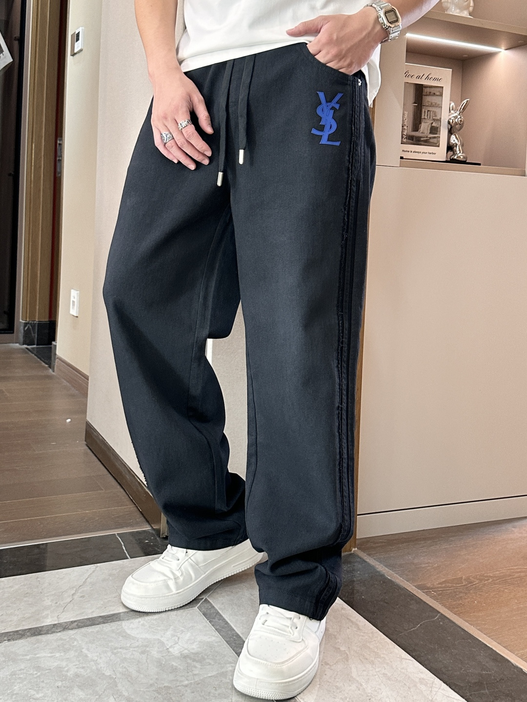 圣罗兰 2025秋冬最新休闲裤 潮人必备 版型超赞，能很好的修复各种腿型，非常个性！柔软排汗，舒适度极高