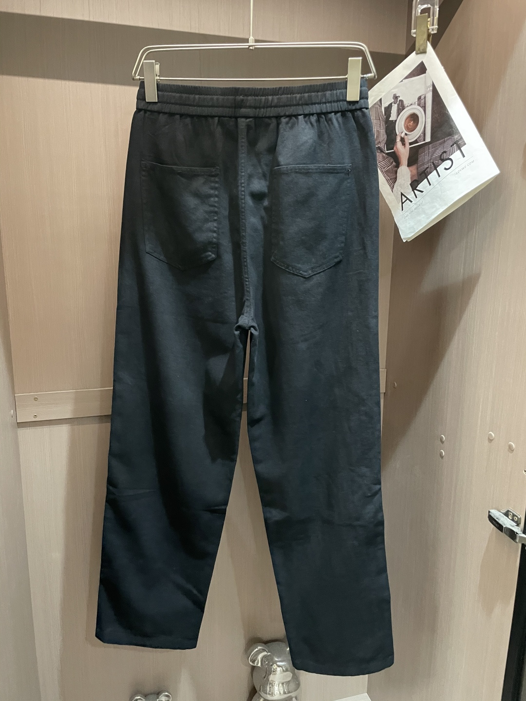 圣罗兰 2025秋冬最新休闲裤 潮人必备 版型超赞，能很好的修复各种腿型，非常个性！柔软排汗，舒适度极高