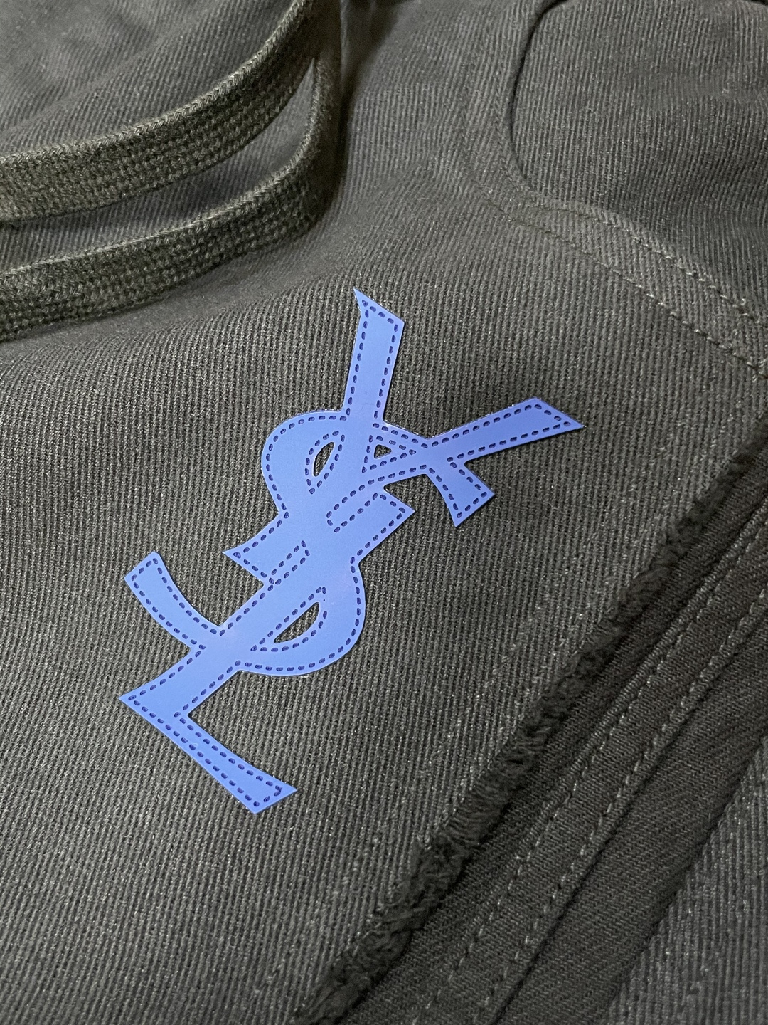 圣罗兰 2025秋冬最新休闲裤 潮人必备 版型超赞，能很好的修复各种腿型，非常个性！柔软排汗，舒适度极高