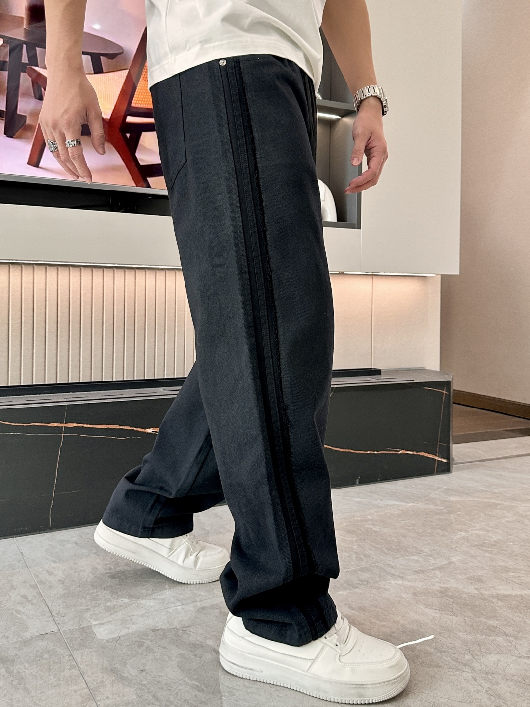 圣罗兰 2025秋冬最新休闲裤 潮人必备 版型超赞，能很好的修复各种腿型，非常个性！柔软排汗，舒适度极高