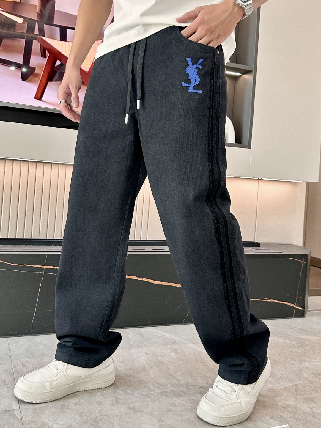 圣罗兰 2025秋冬最新休闲裤 潮人必备 版型超赞，能很好的修复各种腿型，非常个性！柔软排汗，舒适度极高