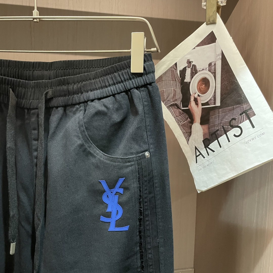 圣罗兰 2025秋冬最新休闲裤 潮人必备 版型超赞，能很好的修复各种腿型，非常个性！柔软排汗，舒适度极高