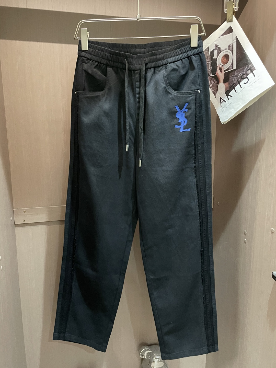 圣罗兰 2025秋冬最新休闲裤 潮人必备 版型超赞，能很好的修复各种腿型，非常个性！柔软排汗，舒适度极高