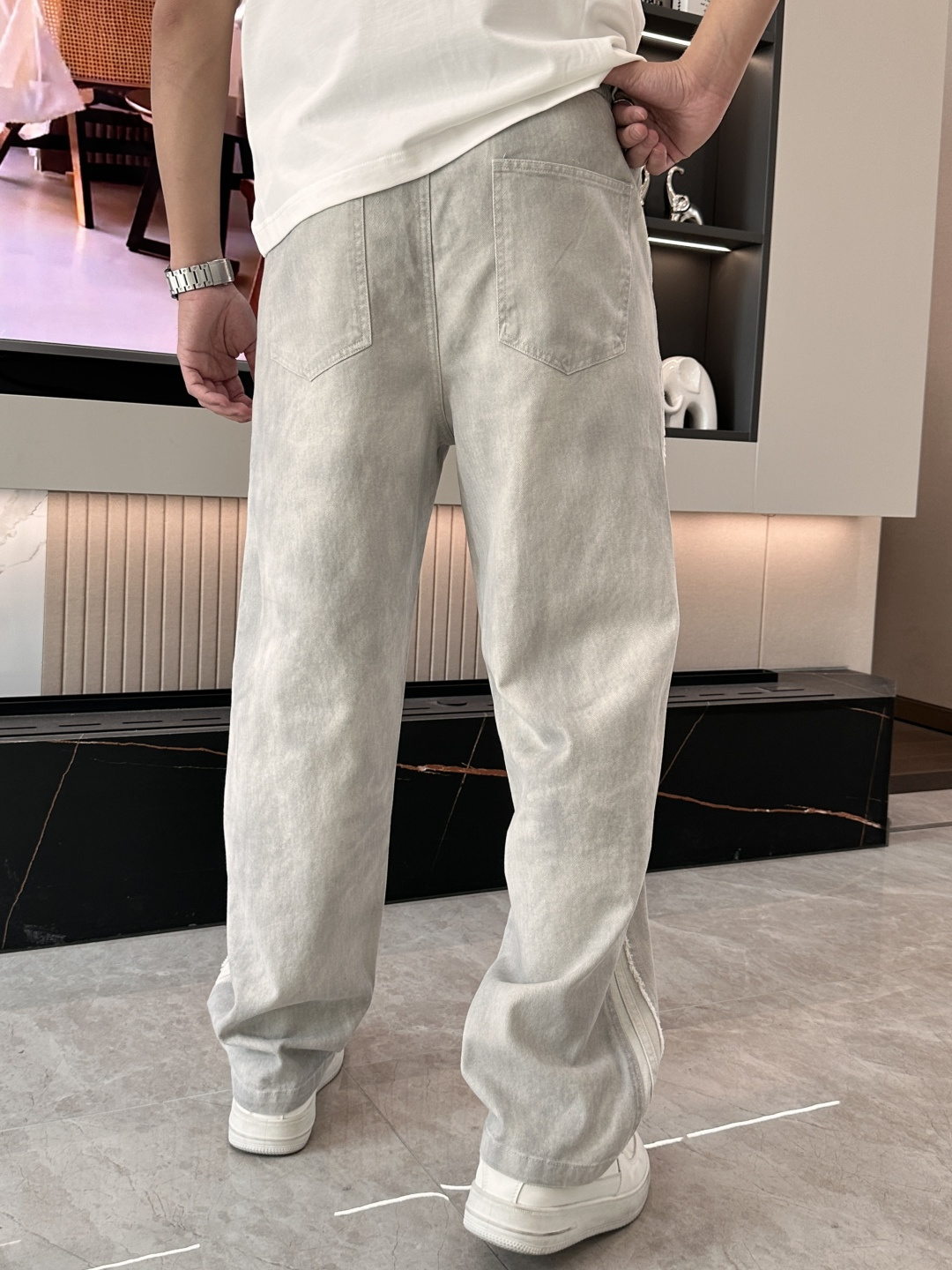 圣罗兰 2025秋冬最新休闲裤 潮人必备 版型超赞，能很好的修复各种腿型，非常个性！柔软排汗，舒适度极高