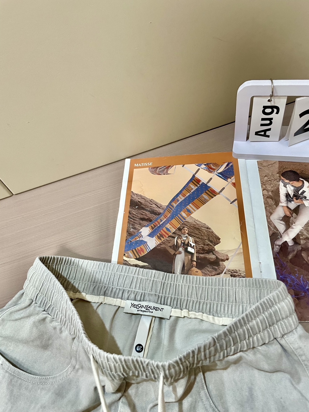 圣罗兰 2025秋冬最新休闲裤 潮人必备 版型超赞，能很好的修复各种腿型，非常个性！柔软排汗，舒适度极高