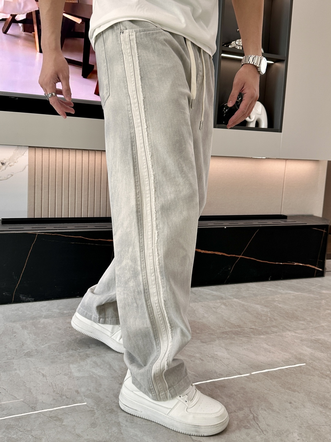 圣罗兰 2025秋冬最新休闲裤 潮人必备 版型超赞，能很好的修复各种腿型，非常个性！柔软排汗，舒适度极高