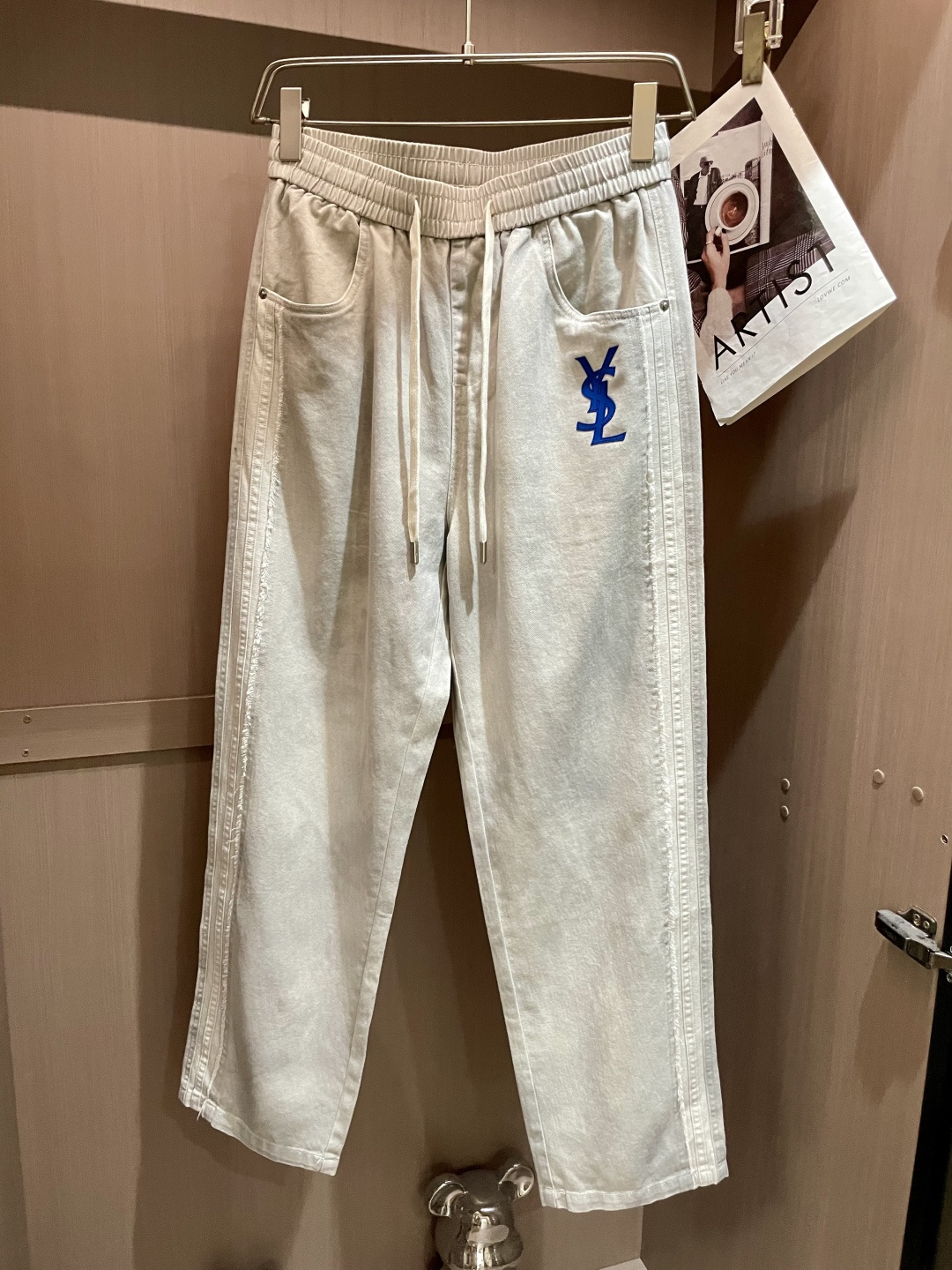 圣罗兰 2025秋冬最新休闲裤 潮人必备 版型超赞，能很好的修复各种腿型，非常个性！柔软排汗，舒适度极高