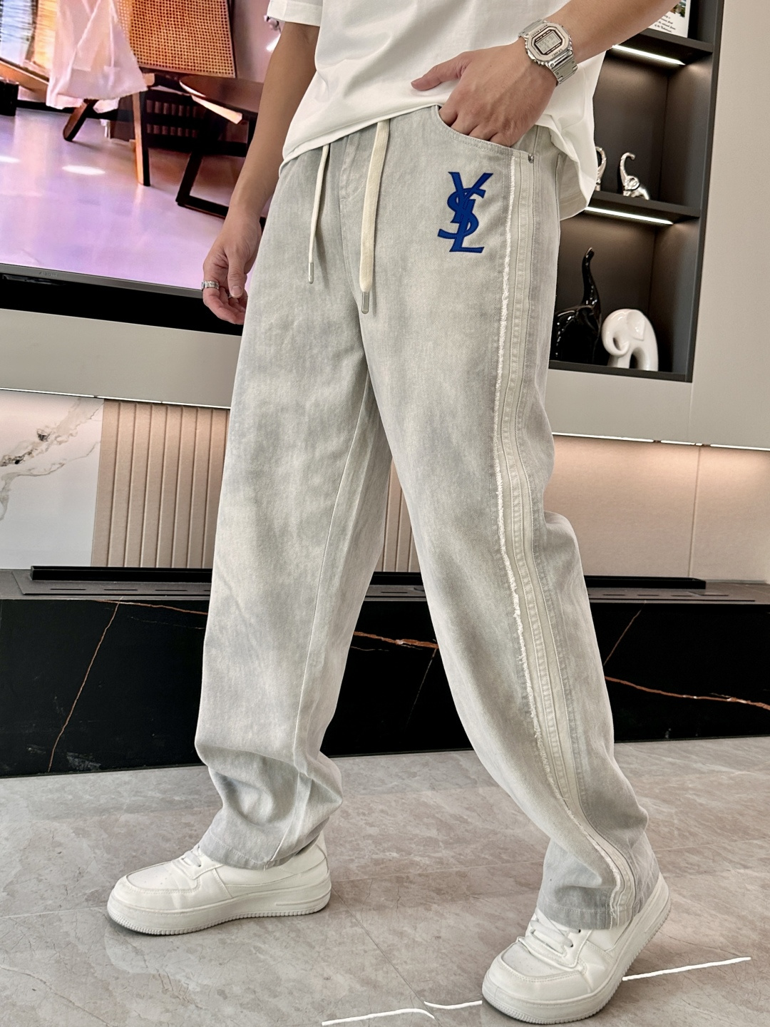 圣罗兰 2025秋冬最新休闲裤 潮人必备 版型超赞，能很好的修复各种腿型，非常个性！柔软排汗，舒适度极高