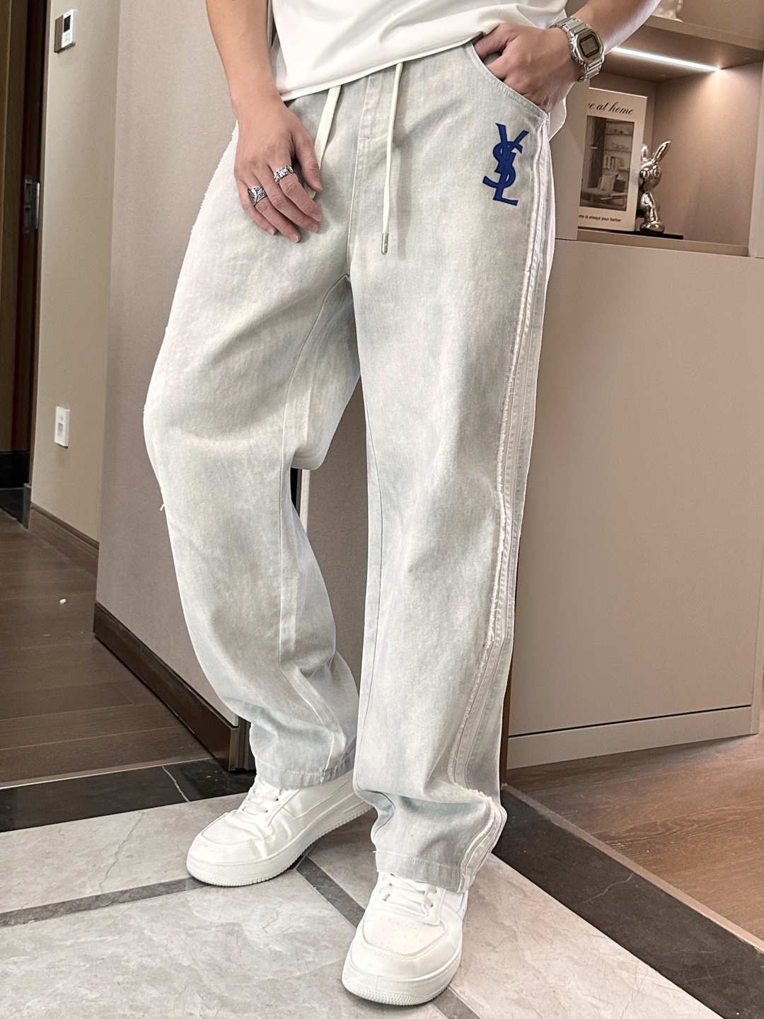 圣罗兰 2025秋冬最新休闲裤 潮人必备 版型超赞，能很好的修复各种腿型，非常个性！柔软排汗，舒适度极高