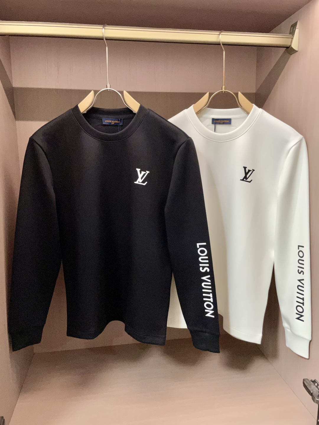 NO:599454,LV 2025 autumn and winter counter new fashion casual bottoming long-sleeved T-shirt, selected from imported high-density double-sided stretch cotton fabric, made of exquisite original logo, excellent in comfort and breathability, soft, anti-wrinkle, elastic and excellent drape. It is very handsome whether worn alone or layered. It conforms to men's practical dressing habits, pursues luxury, noble and elegant style, creates extraordinary men's taste, the visual effect is very good, the grade is very high, simple and fashionable, a must-have choice for leisure and business!  Size M-3XL,,louis vuitton,tees,t-shirt,alexander wang19860909LV 2025秋冬专柜新款 时尚休闲打底衫长袖T恤,精选进口高密度双面拉架棉面料,精致原版logo打造,舒适性与透气性兼优,柔软抗皱弹性和垂性极佳,无论是单穿或是内搭都是帅气十足,吻合了男性实用穿衣习惯,追求奢华高贵优雅风范,打造不凡男士品味,视觉效果非常赞,档次极高,简约时尚,休闲商务必备之选！ 码数M-3XL,,louis vuitton,tees，t-shirt,alexander wang,Men's clothing