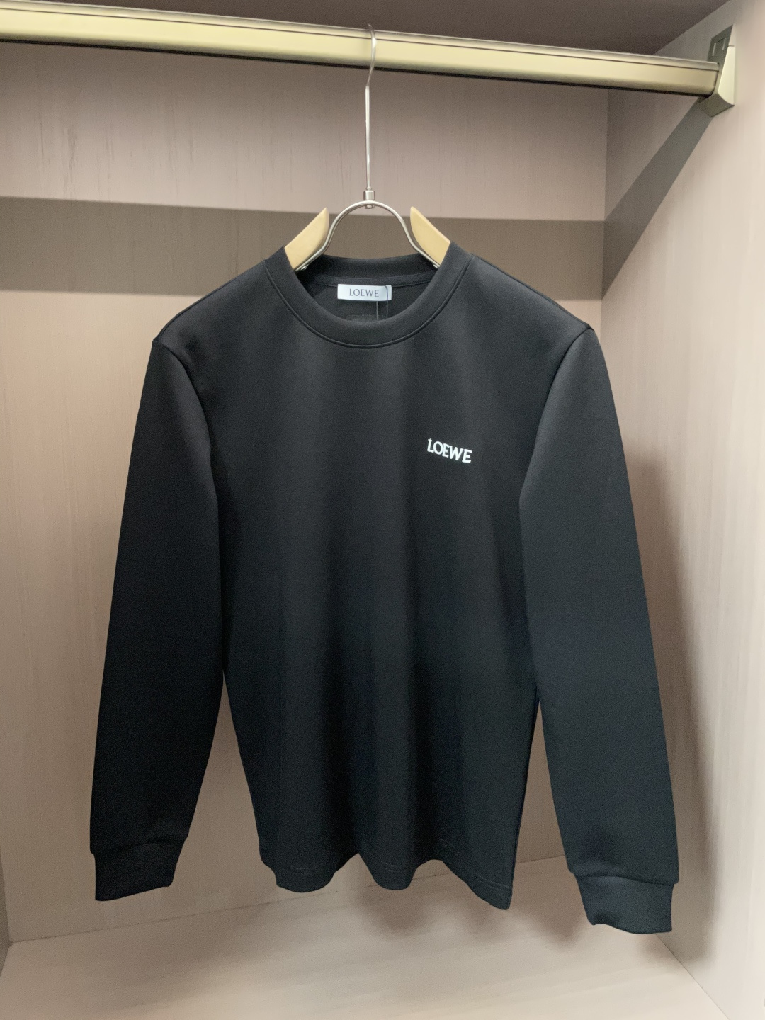 NO:599456,Loewe's new 2025 autumn and winter counters are fashionable casual bottoming long-sleeved T-shirts. They are made of imported high-density double-sided stretch cotton fabrics and are made of exquisite original logos. They have excellent comfort and breathability, are soft and anti-wrinkle, have excellent elasticity and drape. They are handsome whether worn alone or layered. It conforms to men's practical dressing habits and pursues luxury, noble and elegant style, creating extraordinary men's taste. The visual effect is very good, the grade is very high, simple and fashionable, and a must-have for leisure and business!  Size M-3XL,,loewe,tees,t-shirt,alexander wang19860909Loewe 2025秋冬专柜新款 时尚休闲打底衫长袖T恤,精选进口高密度双面拉架棉面料,精致原版logo打造,舒适性与透气性兼优,柔软抗皱弹性和垂性极佳,无论是单穿或是内搭都是帅气十足,吻合了男性实用穿衣习惯,追求奢华高贵优雅风范,打造不凡男士品味,视觉效果非常赞,档次极高,简约时尚,休闲商务必备之选！ 码数M-3XL,,loewe,tees，t-shirt,alexander wang,Men's clothing