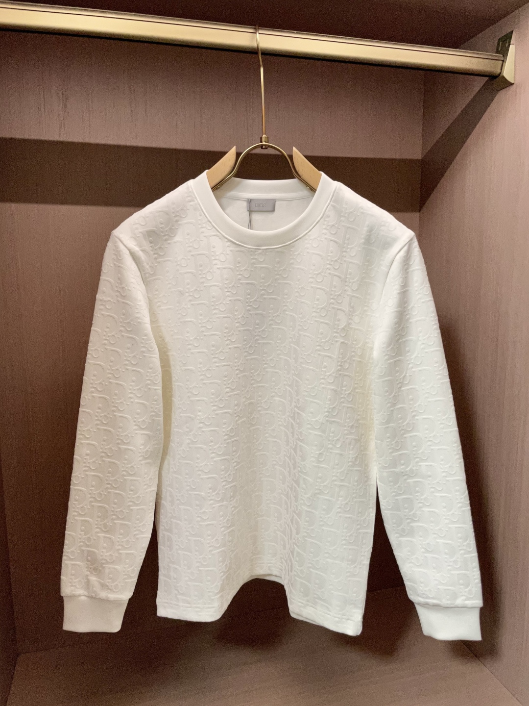 NO:599462,Dior 2025 Autumn and Winter counter new fashion casual bottoming long-sleeved T-shirt, made of imported high-density double-sided stretch cotton fabric, made of exquisite original logo, excellent in comfort and breathability, soft and anti-wrinkle, elastic and drapey. It is handsome whether worn alone or as an inner layer. It conforms to men's practical dressing habits, pursues luxury, noble and elegant style, and creates extraordinary men's taste. The visual effect is very good, the grade is very high, simple and fashionable, a must-have choice for leisure and business!  Size M-3XL, dior, tees, t-shirt, alexander wang19860909Dior 2025秋冬专柜新款 时尚休闲打底衫长袖T恤,精选进口高密度双面拉架棉面料,精致原版logo打造,舒适性与透气性兼优,柔软抗皱弹性和垂性极佳,无论是单穿或是内搭都是帅气十足,吻合了男性实用穿衣习惯,追求奢华高贵优雅风范,打造不凡男士品味,视觉效果非常赞,档次极高,简约时尚,休闲商务必备之选！ 码数M-3XL,,dior,tees，t-shirt,alexander wang,Men's clothing